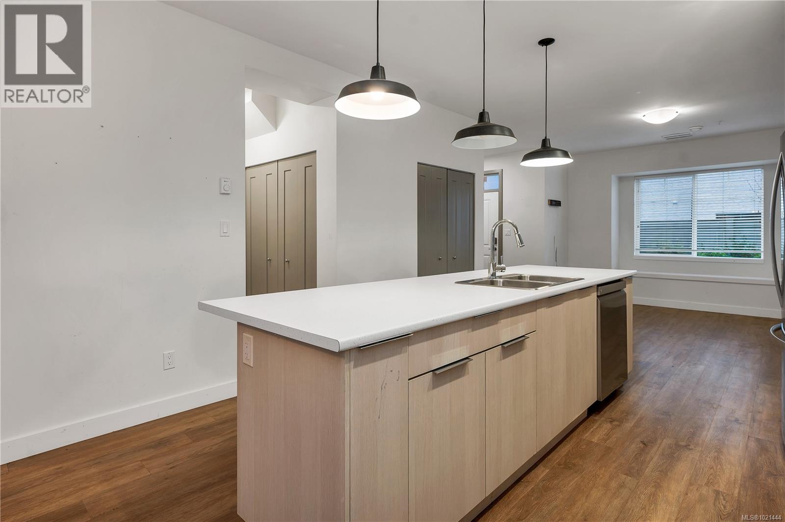 4 796 Island Hwy S, Campbell River, BC - Indoor Photo Showing Kitchen With Double Sink