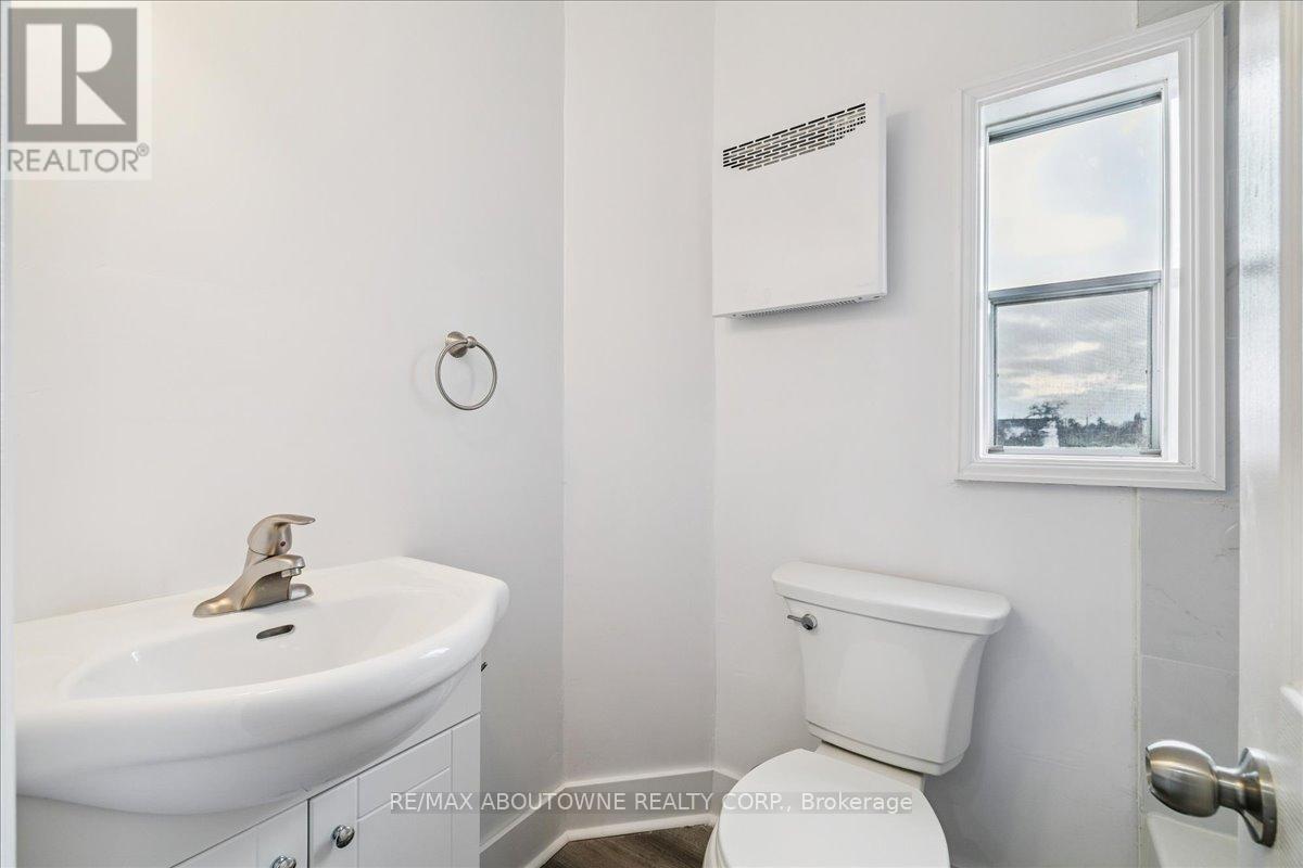 5 - 68 Peel Street W, Norfolk, ON - Indoor Photo Showing Bathroom