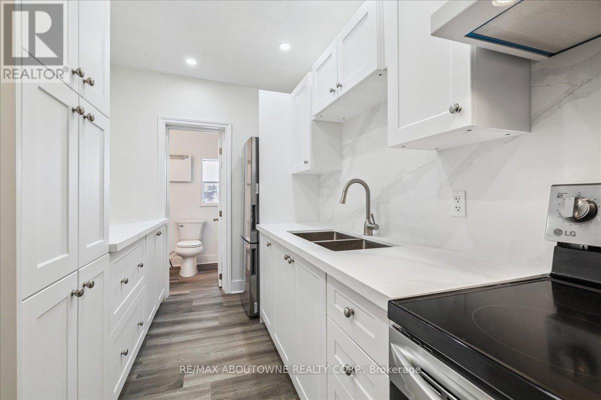 5 - 68 Peel Street W, Norfolk, ON - Indoor Photo Showing Kitchen With Double Sink With Upgraded Kitchen