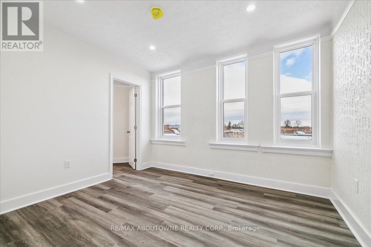 5 - 68 Peel Street W, Norfolk, ON - Indoor Photo Showing Other Room