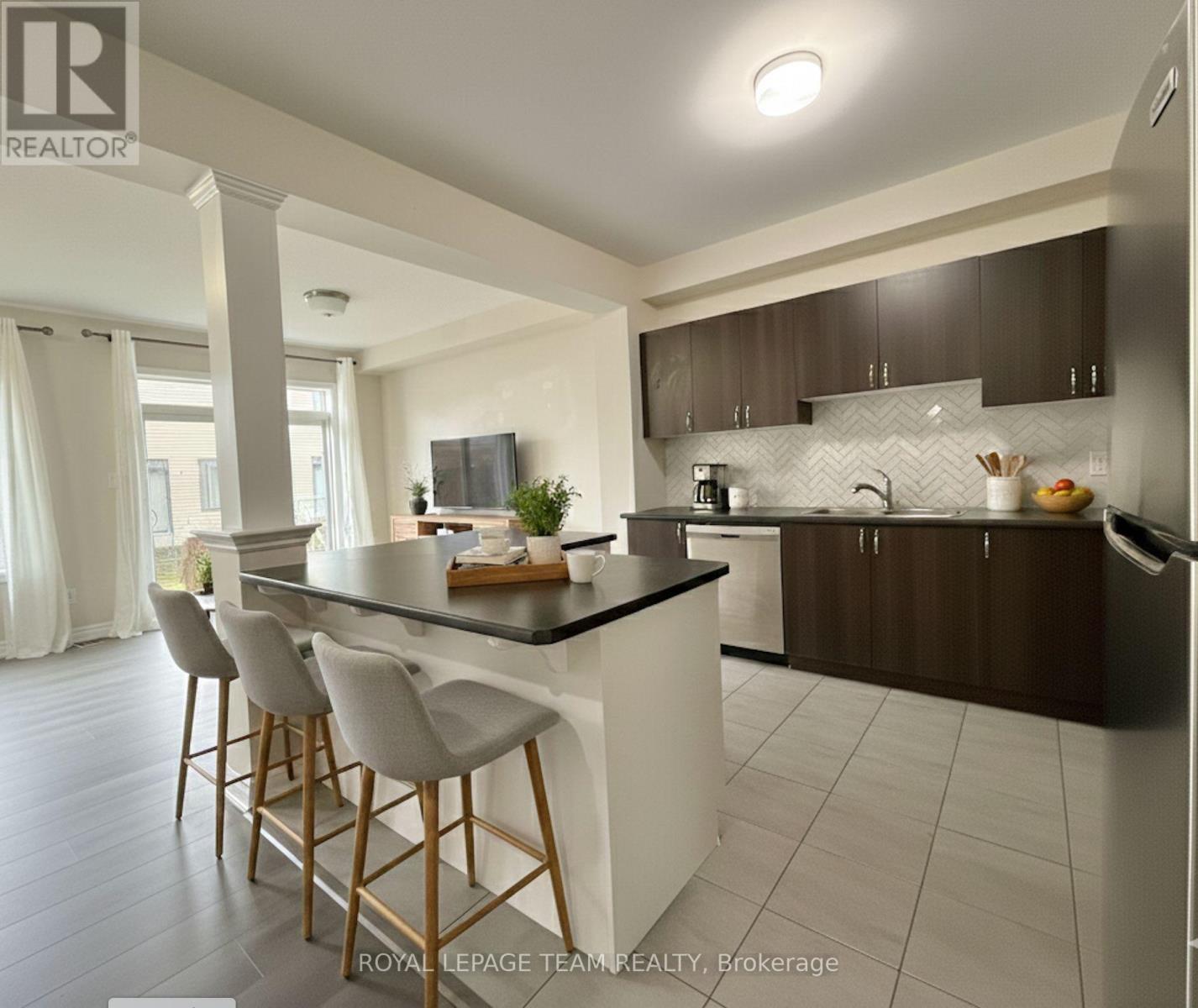 Kitchen and isla - 709 Megrez Way E, Ottawa, ON - Indoor