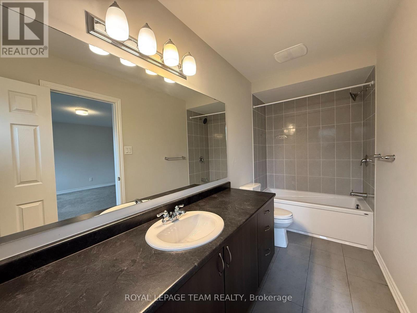 Family bathroom - 709 Megrez Way E, Ottawa, ON - Indoor Photo Showing Bathroom