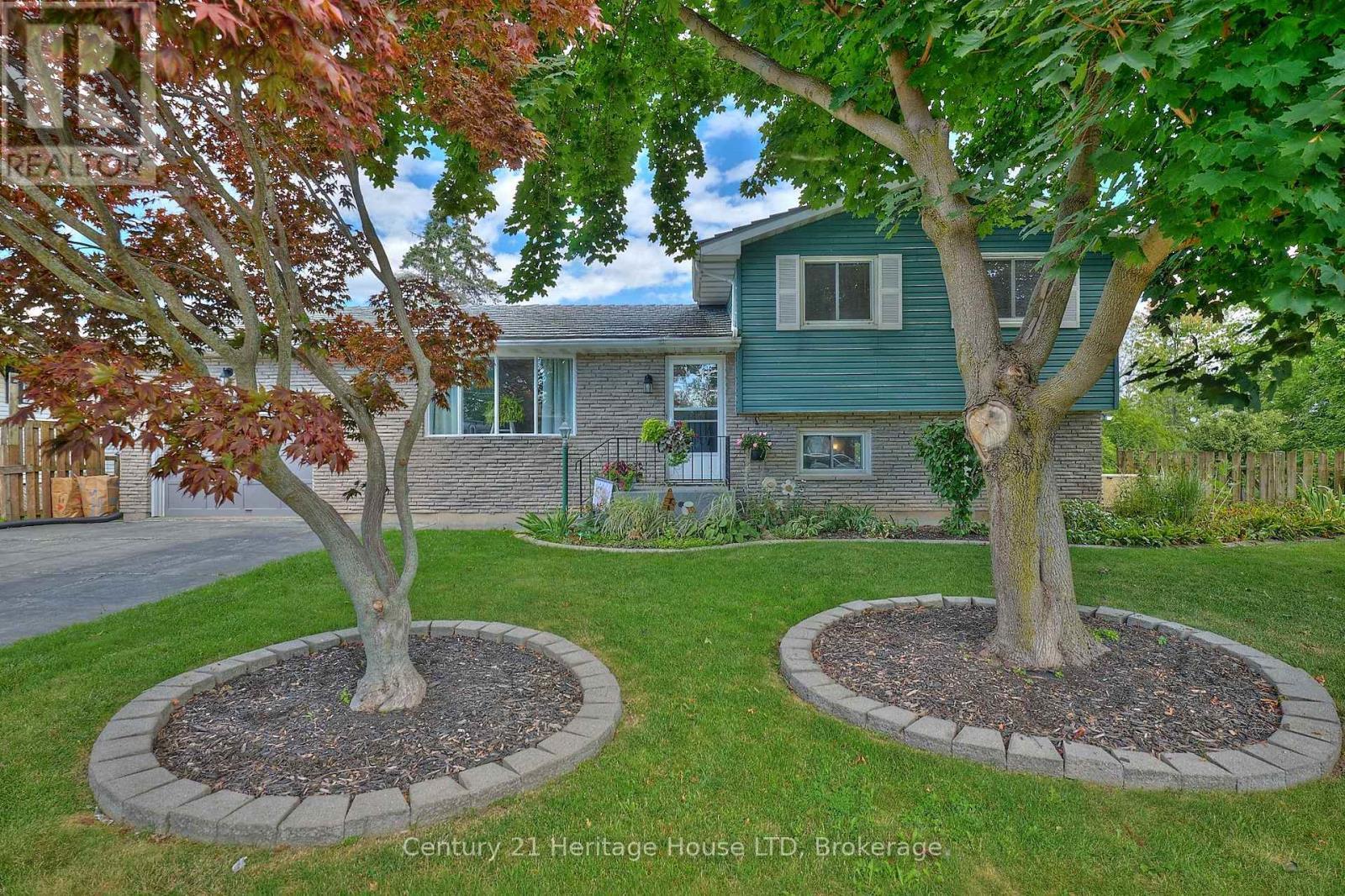 Front view of the house and yard - 15 Malkin Avenue, Fort Erie (Lakeshore), ON - Outdoor