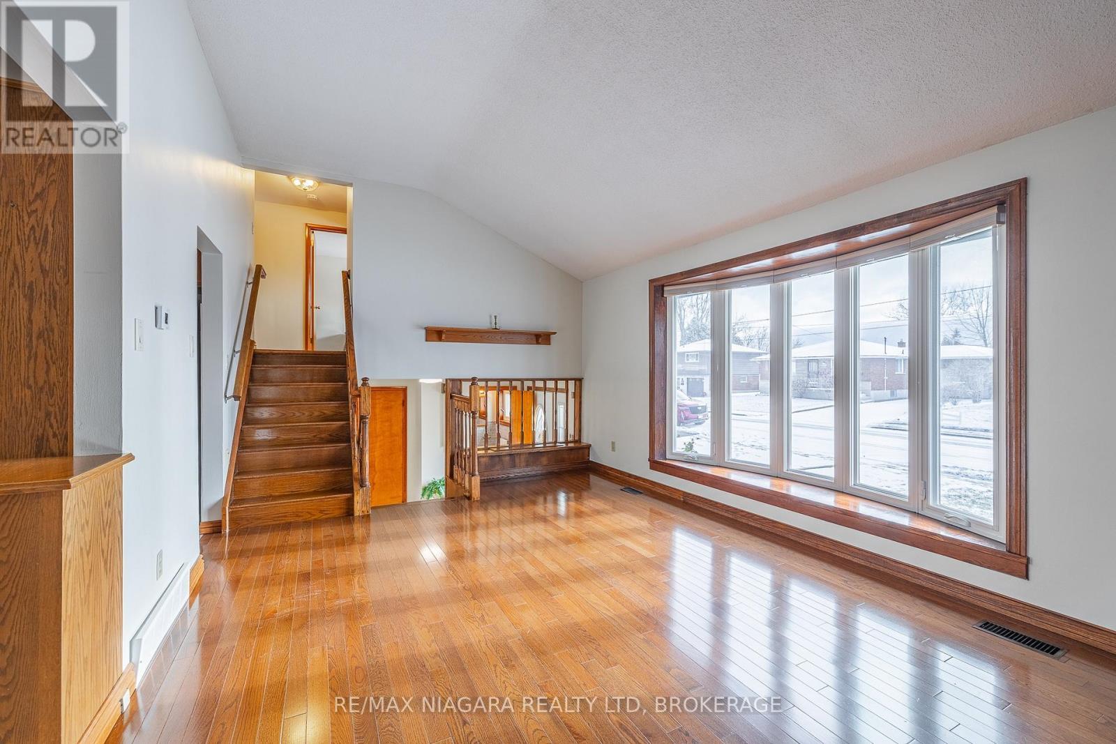 Living room - 5923 Keith Street, Niagara Falls (Church'S Lane), ON - Indoor Photo Showing Other Room