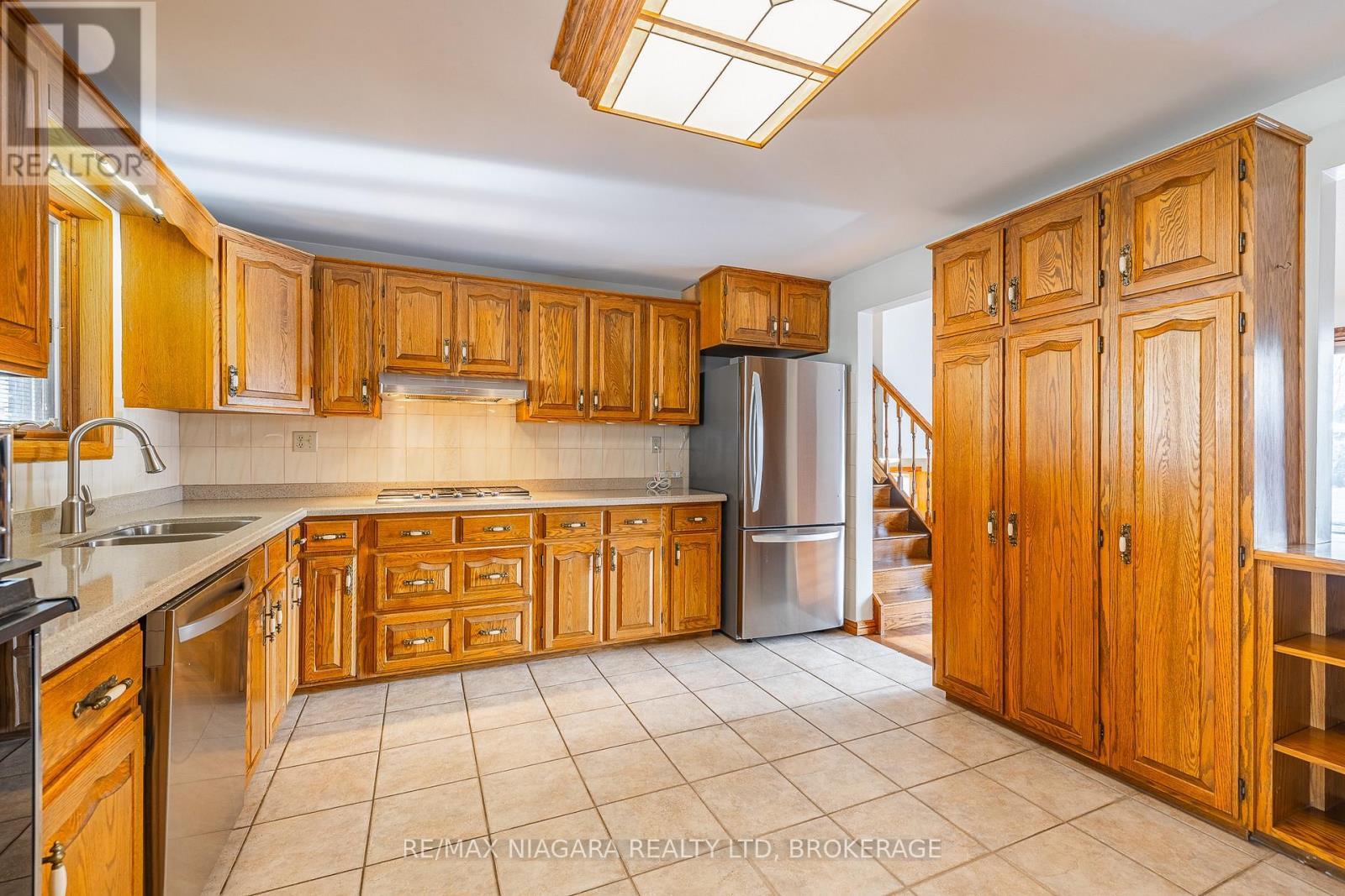 Tons of Storage - 5923 Keith Street, Niagara Falls (Church'S Lane), ON - Indoor Photo Showing Kitchen With Double Sink