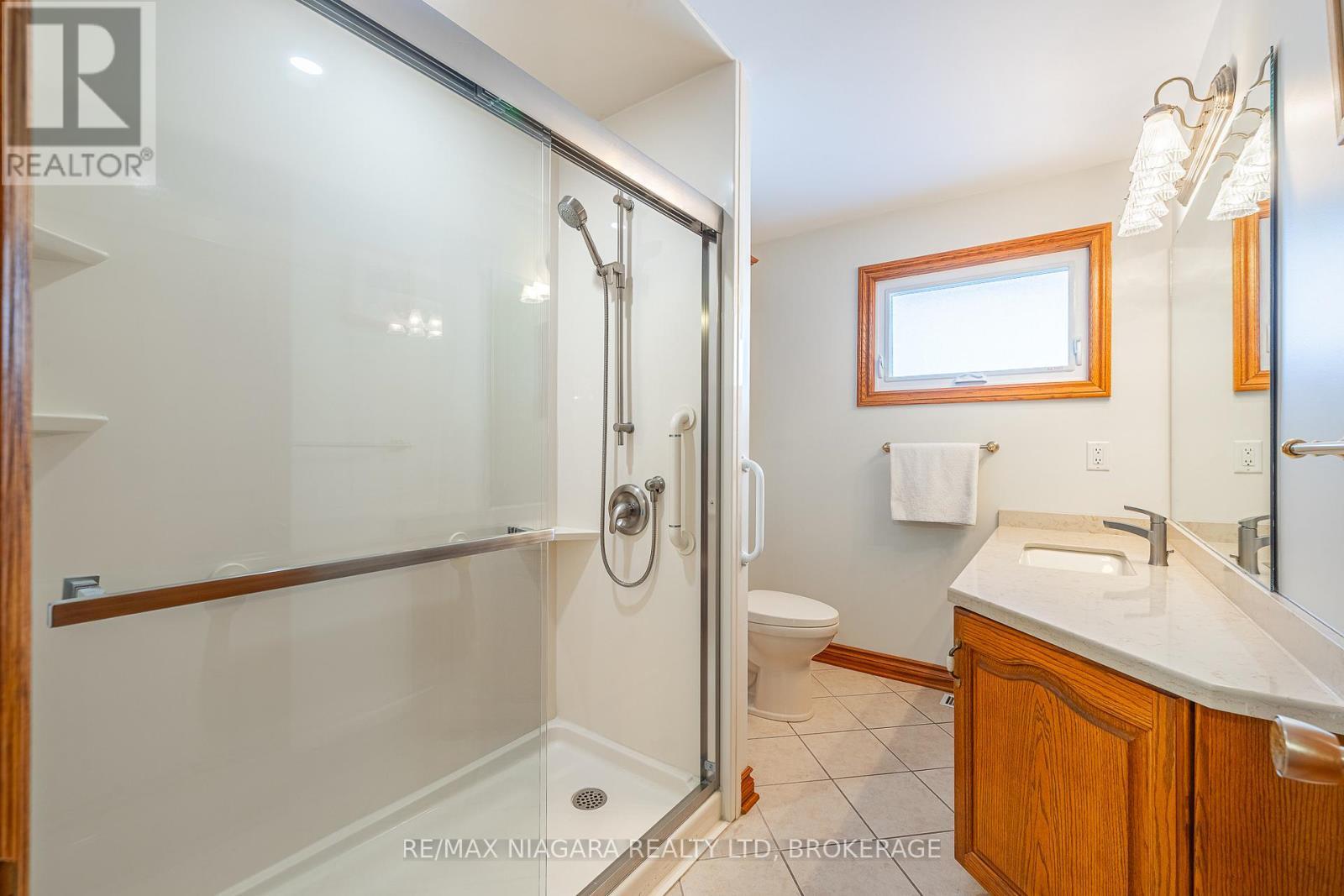 5923 Keith Street, Niagara Falls (Church'S Lane), ON - Indoor Photo Showing Bathroom