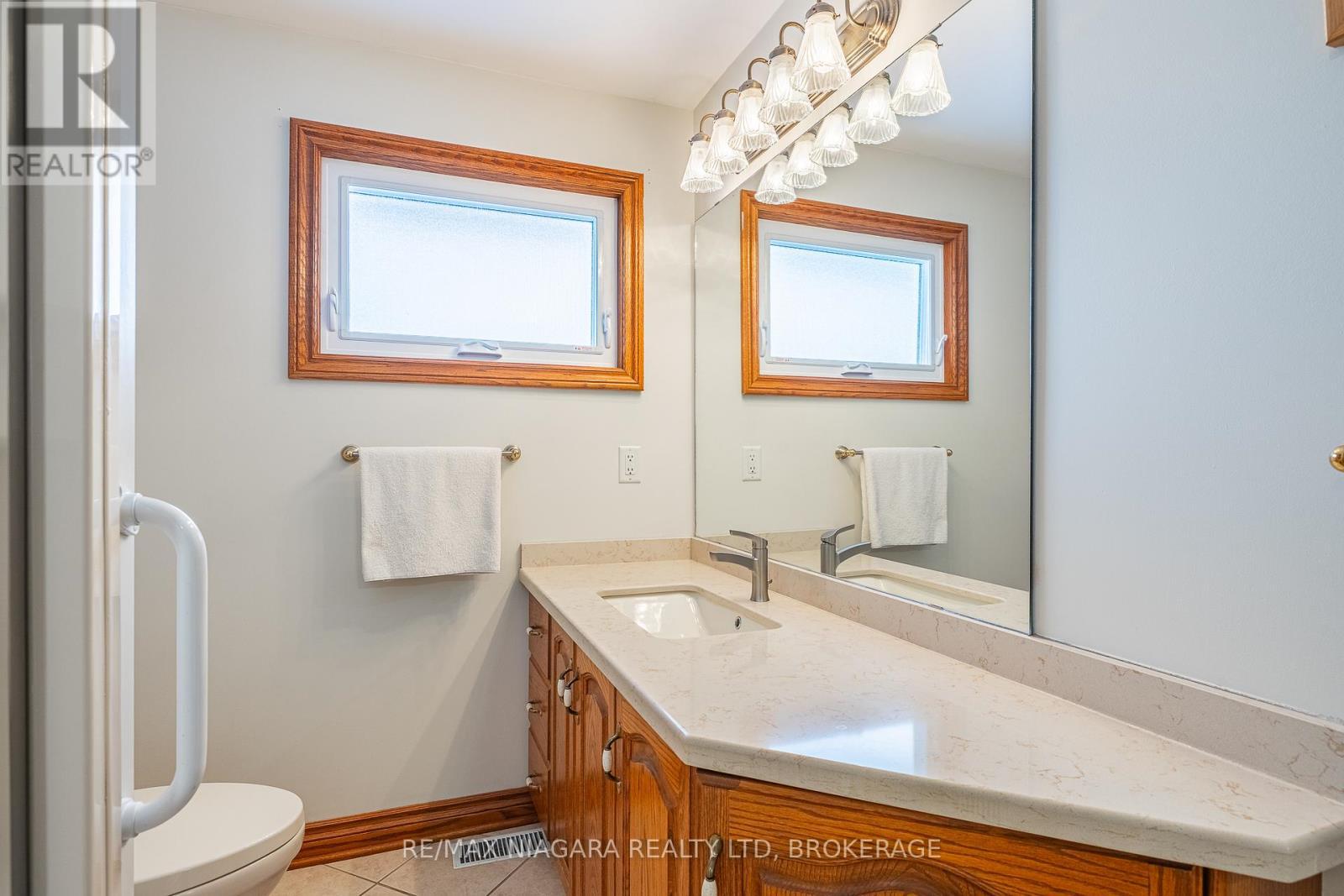 5923 Keith Street, Niagara Falls (Church'S Lane), ON - Indoor Photo Showing Bathroom