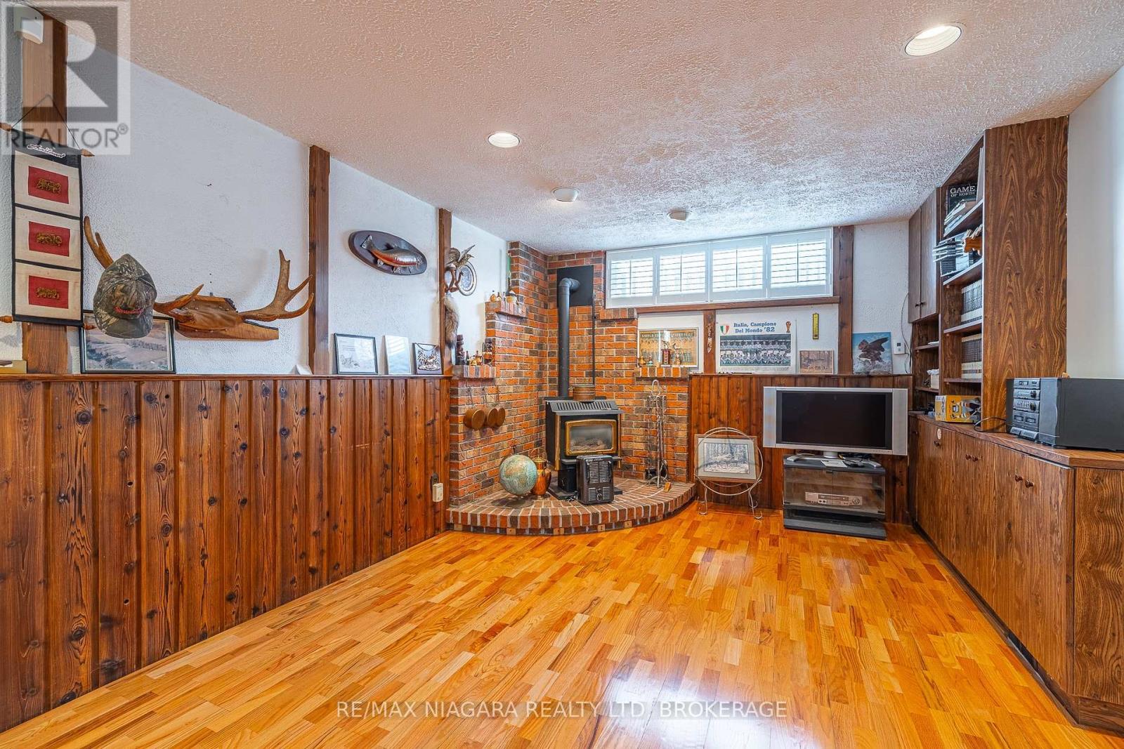 5923 Keith Street, Niagara Falls (Church'S Lane), ON - Indoor With Fireplace