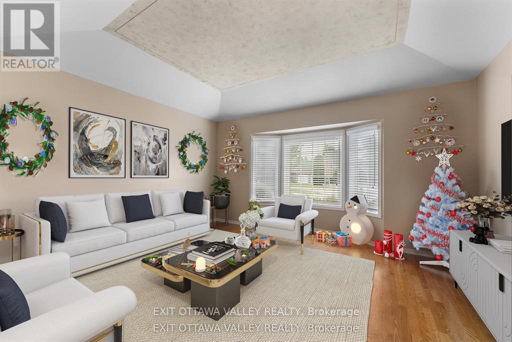 127 Owens Street, Pembroke, ON - Indoor Photo Showing Living Room