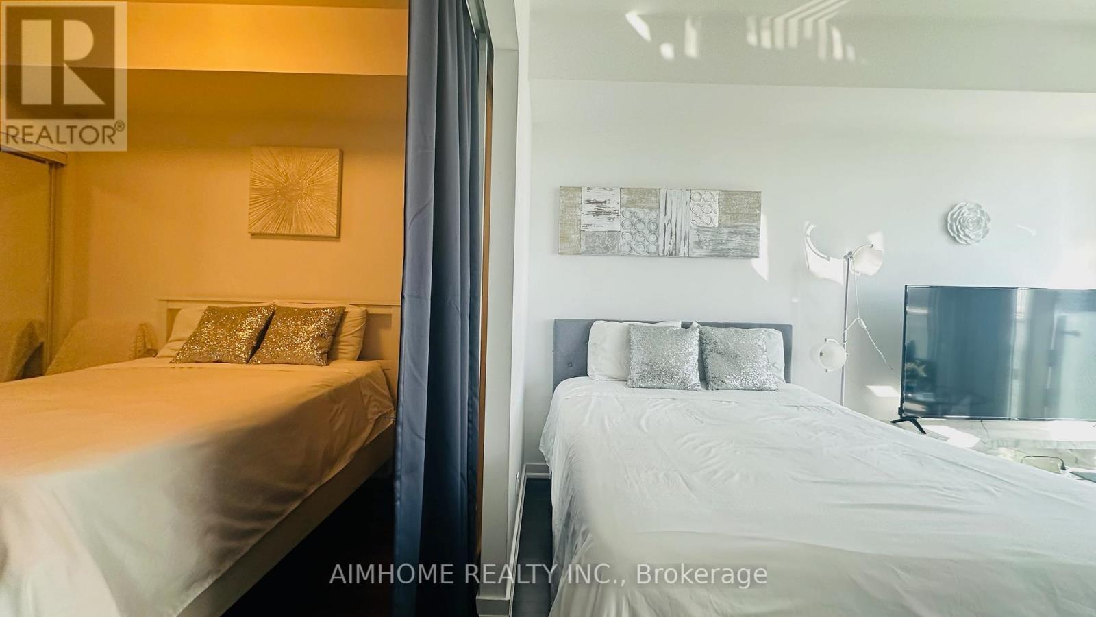 2004 - 14 York Street, Toronto, ON - Indoor Photo Showing Bedroom