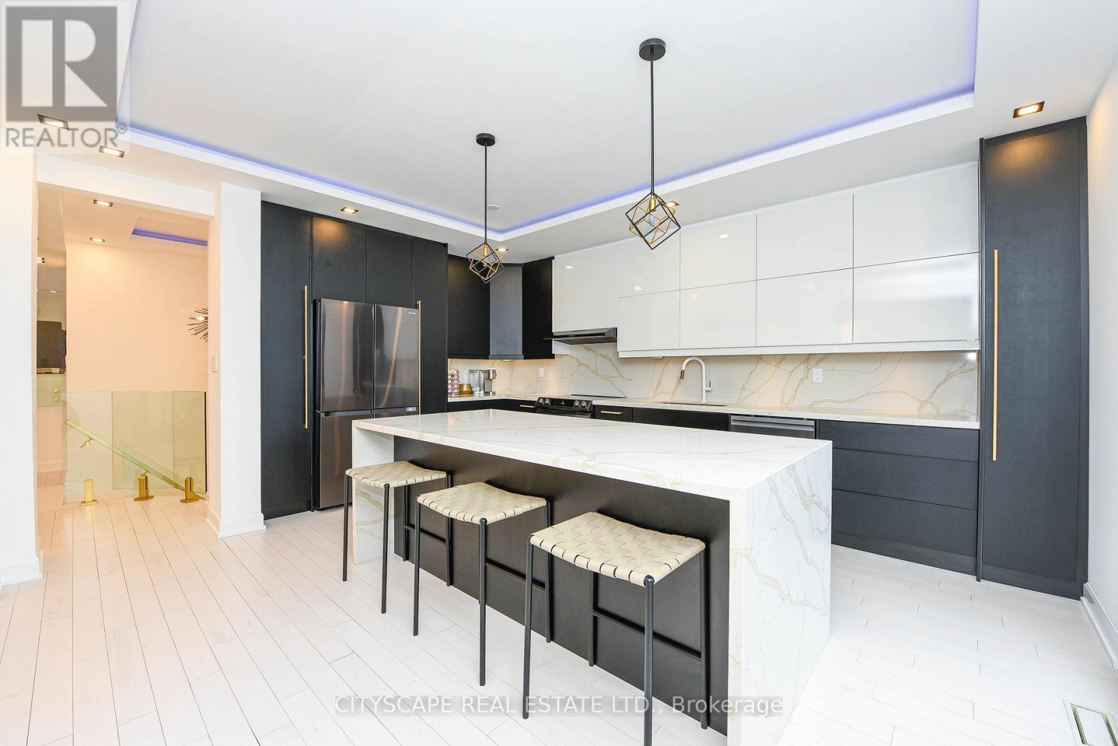 4637 James Austin Drive, Mississauga, ON - Indoor Photo Showing Kitchen With Upgraded Kitchen