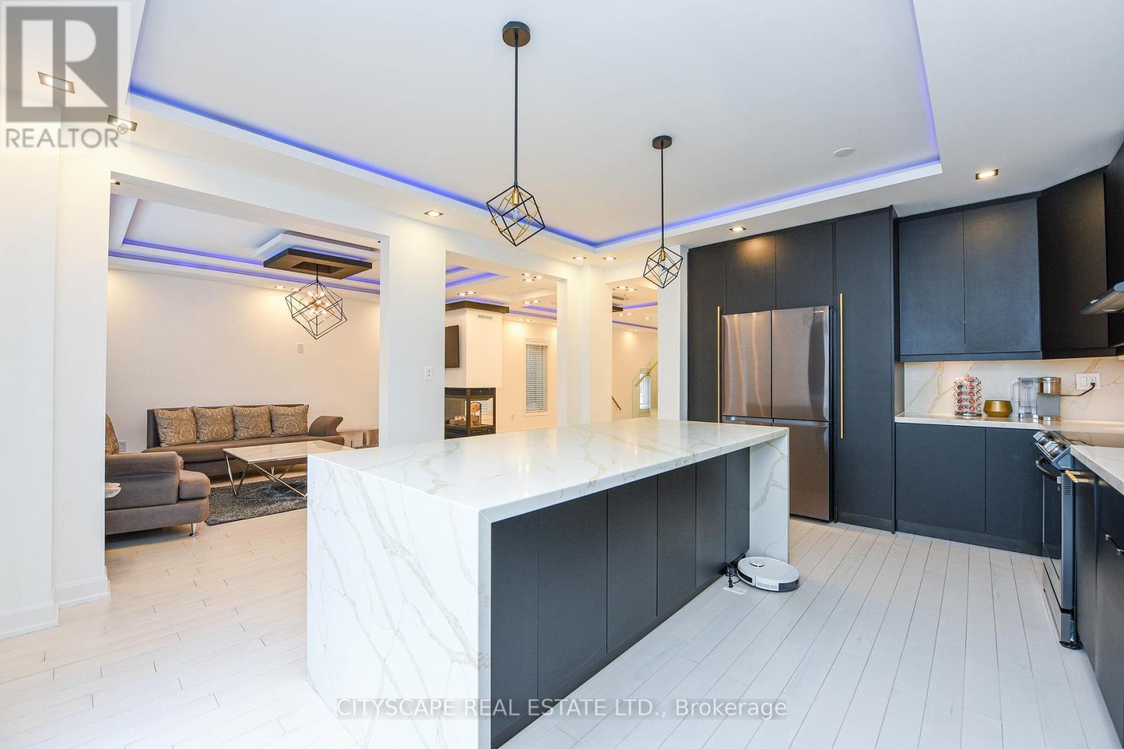 4637 James Austin Drive, Mississauga, ON - Indoor Photo Showing Kitchen With Upgraded Kitchen