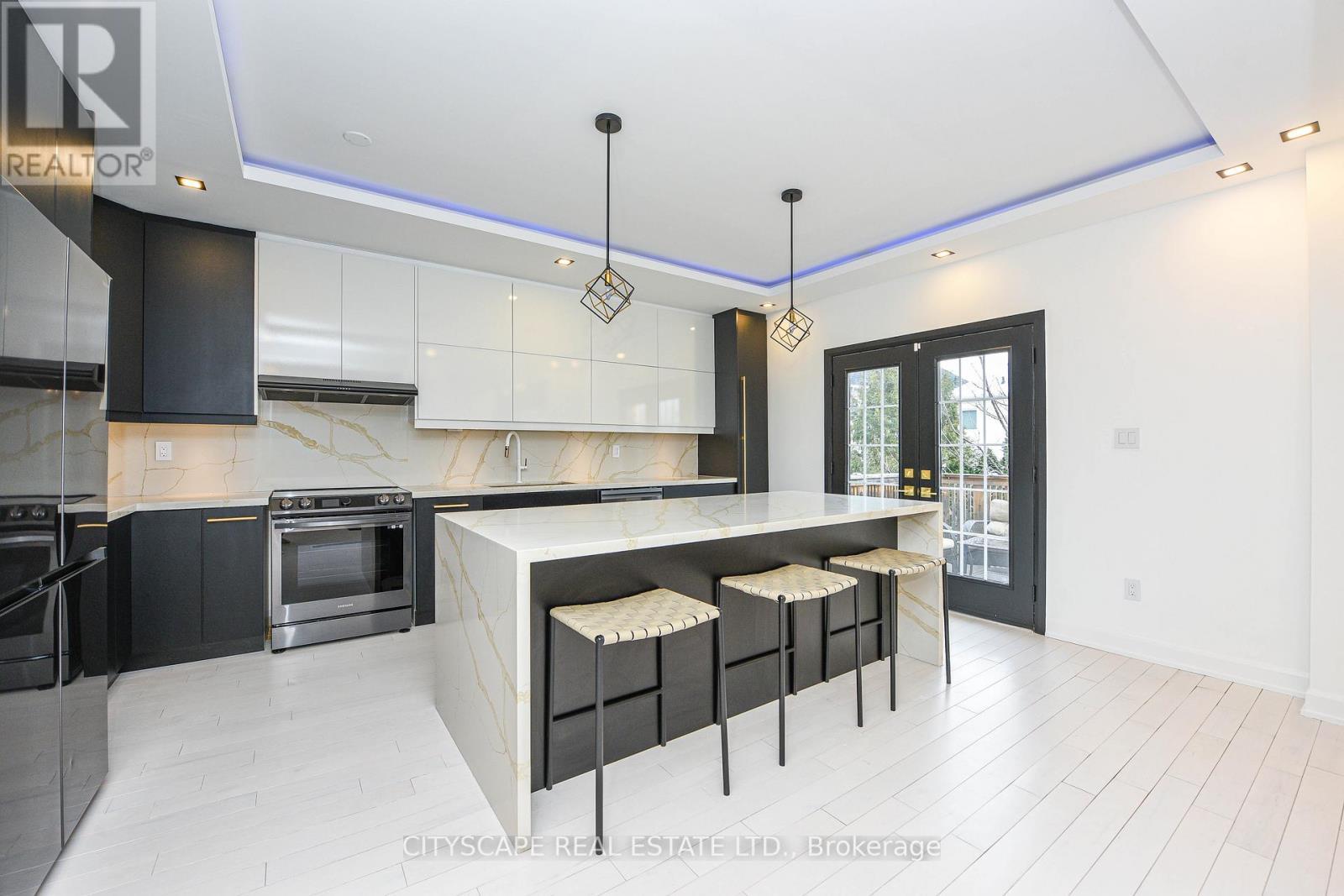 4637 James Austin Drive, Mississauga, ON - Indoor Photo Showing Kitchen With Upgraded Kitchen