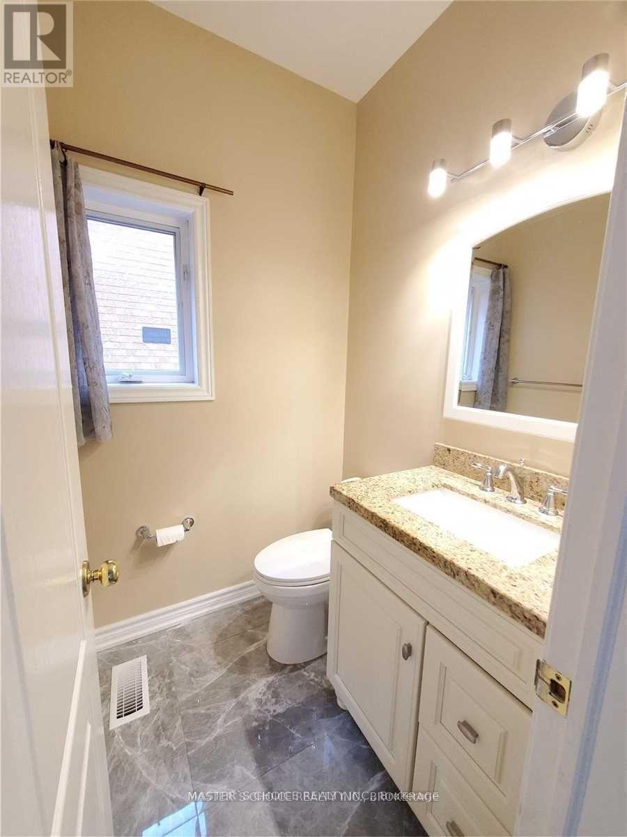 24 Golden Oak Avenue, Richmond Hill, ON - Indoor Photo Showing Bathroom