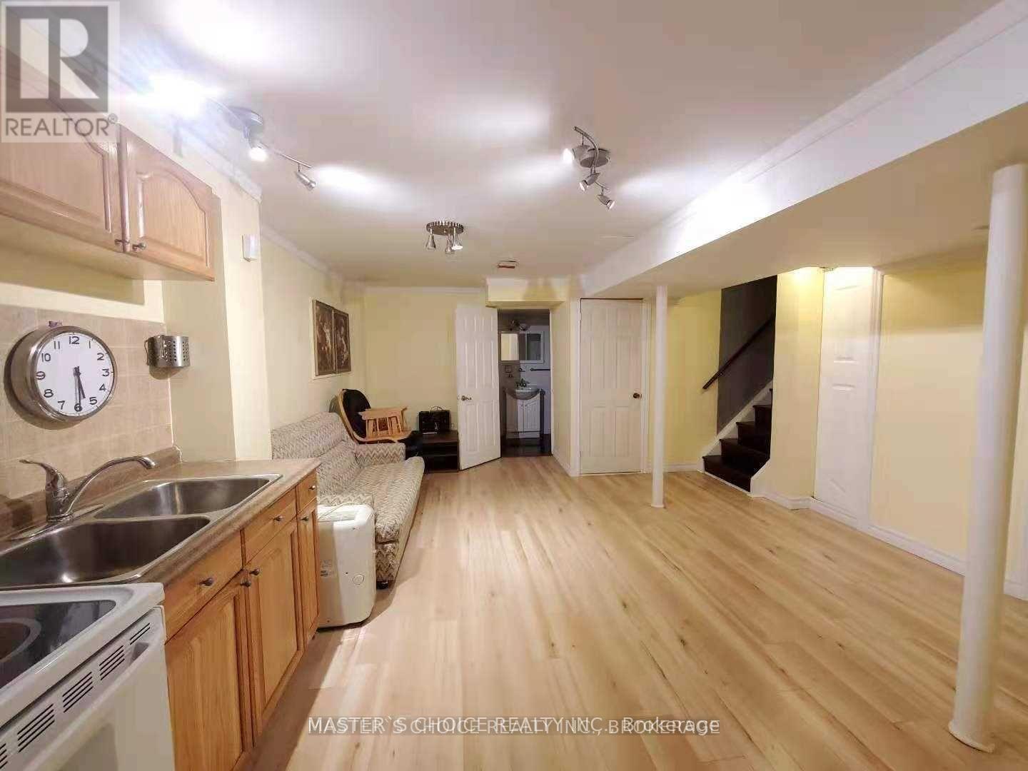 24 Golden Oak Avenue, Richmond Hill, ON - Indoor Photo Showing Kitchen With Double Sink