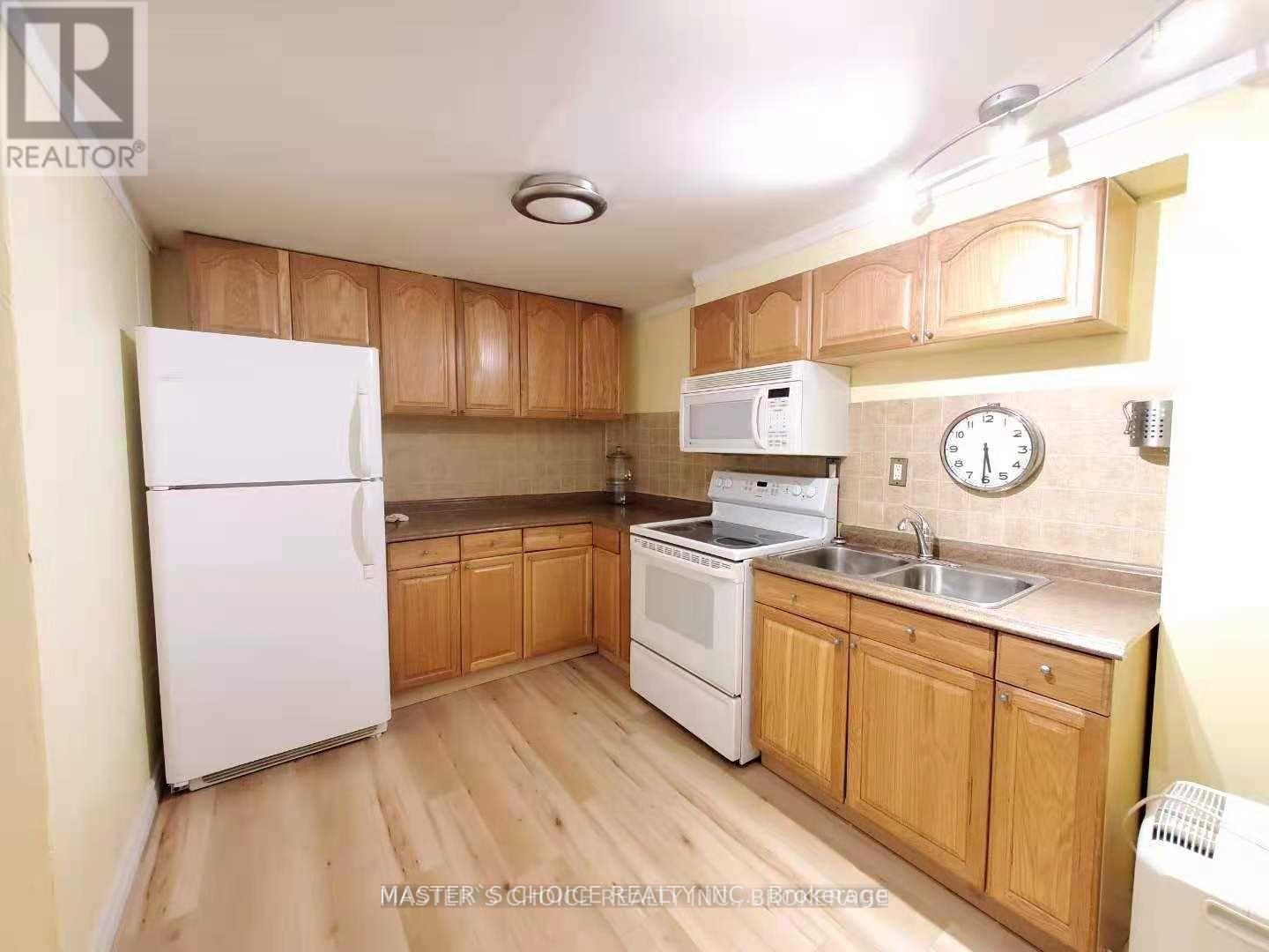 24 Golden Oak Avenue, Richmond Hill, ON - Indoor Photo Showing Kitchen With Double Sink