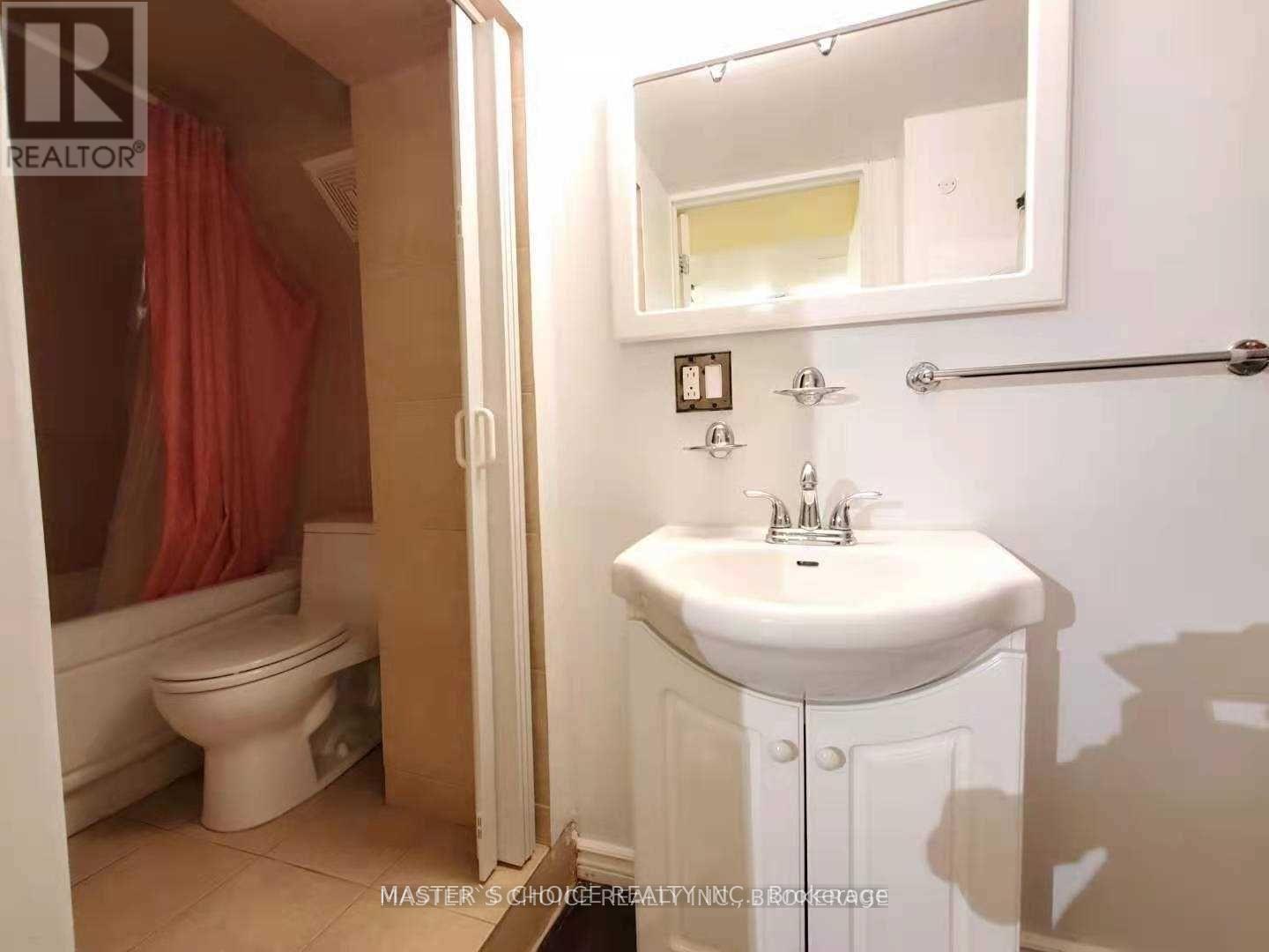 24 Golden Oak Avenue, Richmond Hill, ON - Indoor Photo Showing Bathroom