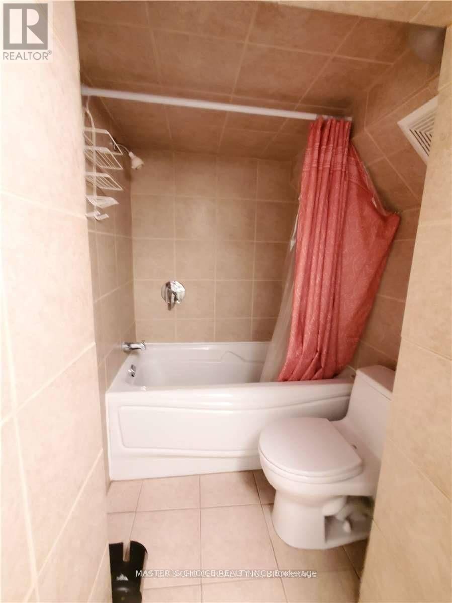 24 Golden Oak Avenue, Richmond Hill, ON - Indoor Photo Showing Bathroom