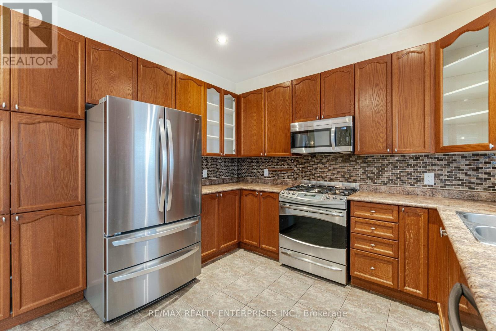 2341 Vanessa Drive, Burlington, ON - Indoor Photo Showing Kitchen With Double Sink