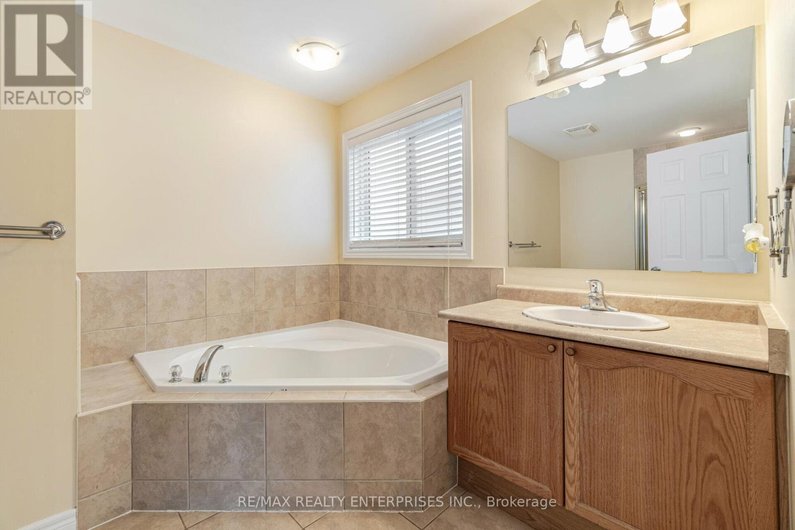 2341 Vanessa Drive, Burlington, ON - Indoor Photo Showing Bathroom