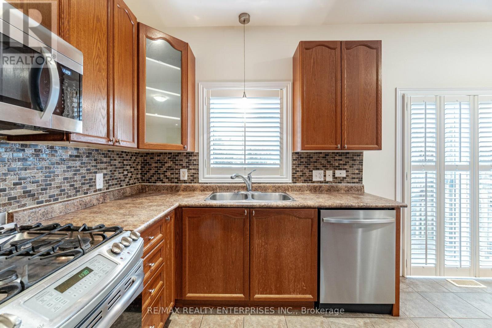 2341 Vanessa Drive, Burlington, ON - Indoor Photo Showing Kitchen With Double Sink