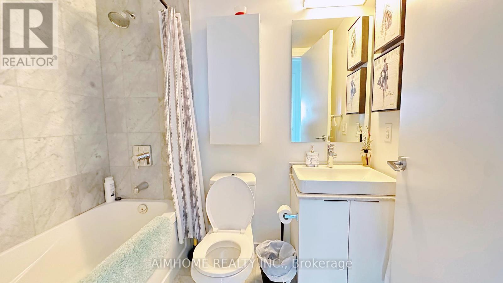 4803 - 14 York Street, Toronto, ON - Indoor Photo Showing Bathroom