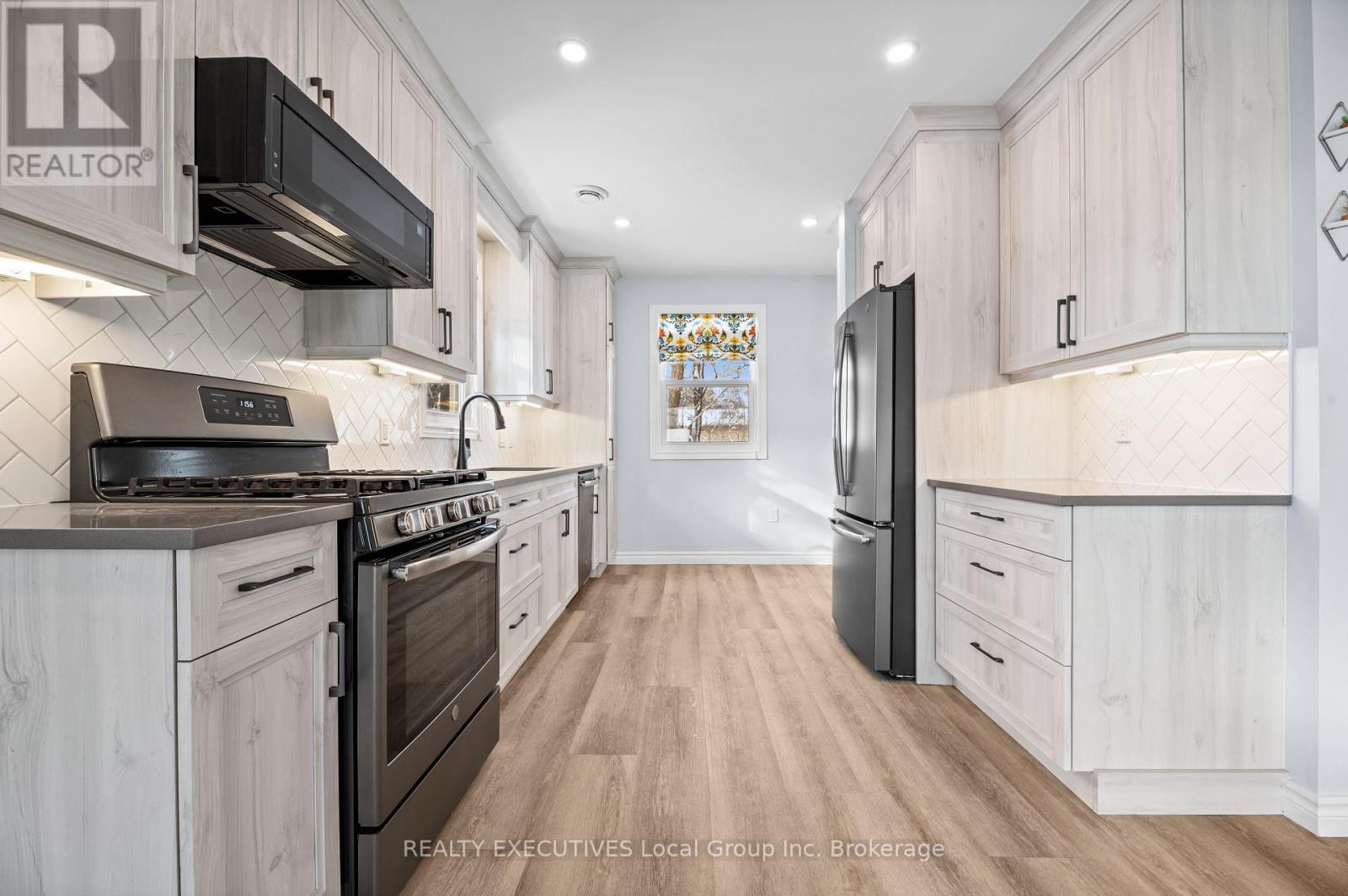 570 Nipissing Street, North Bay (West End), ON - Indoor Photo Showing Kitchen With Upgraded Kitchen