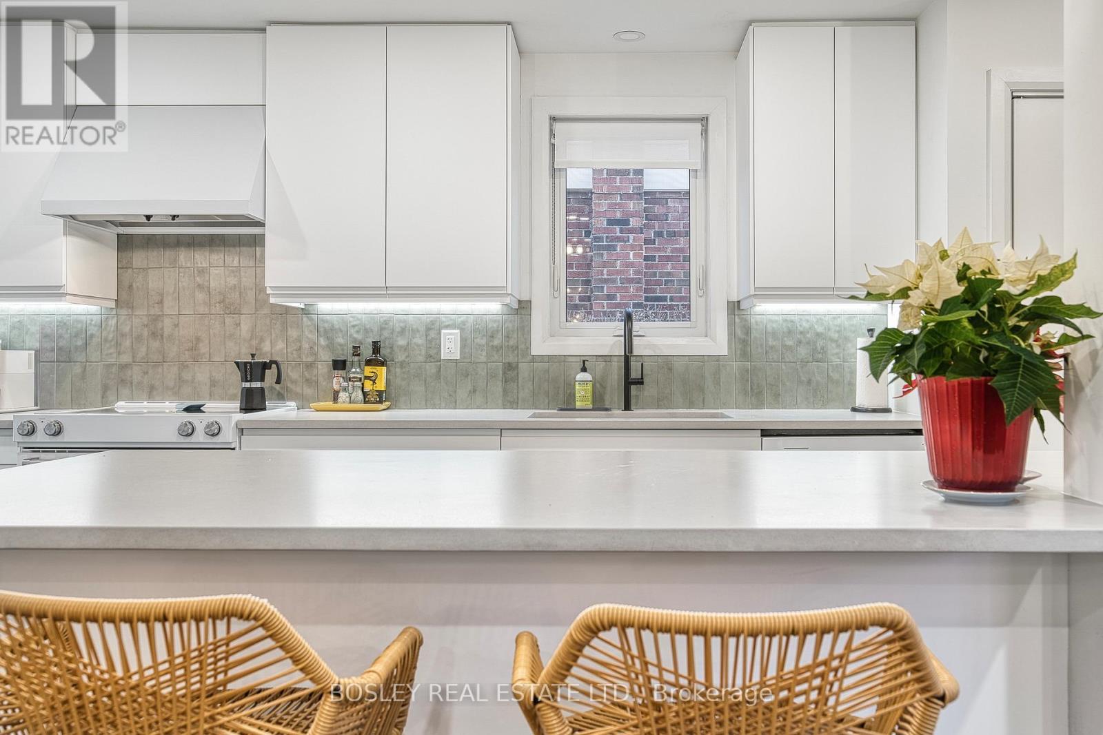 breakfast bar - 29 Patika Avenue, Toronto, ON - Indoor Photo Showing Kitchen With Upgraded Kitchen