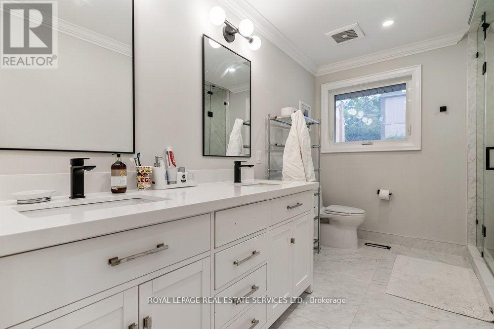 2498 Robin Drive, Mississauga, ON - Indoor Photo Showing Bathroom