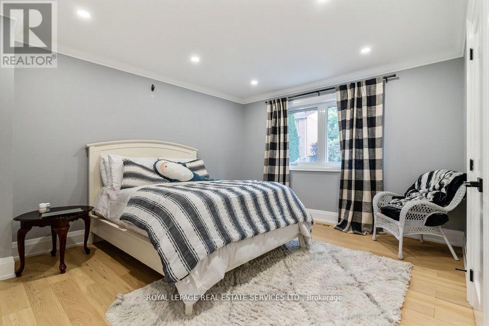 2498 Robin Drive, Mississauga, ON - Indoor Photo Showing Bedroom