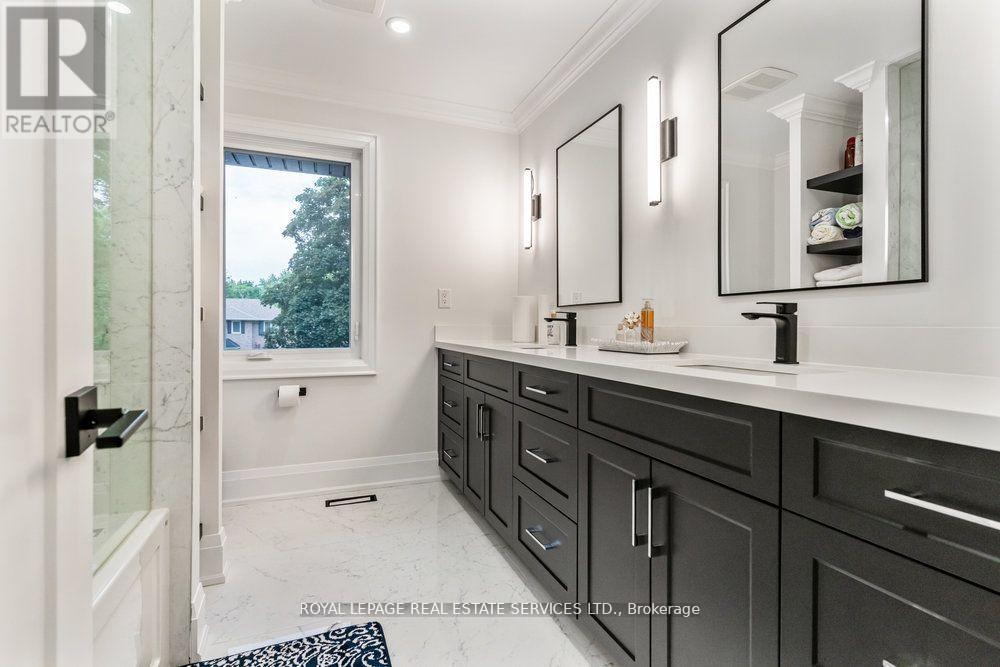 2498 Robin Drive, Mississauga, ON - Indoor Photo Showing Bathroom