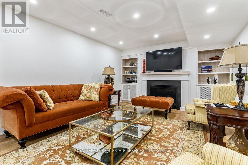 2498 Robin Drive, Mississauga, ON - Indoor Photo Showing Living Room With Fireplace