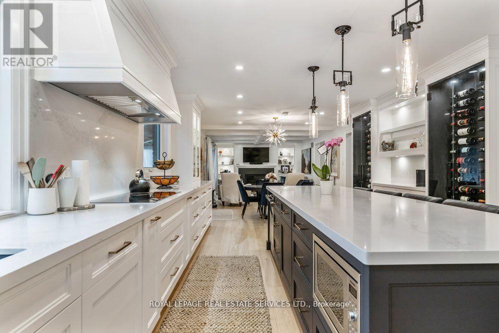 2498 Robin Drive, Mississauga, ON - Indoor Photo Showing Kitchen With Upgraded Kitchen