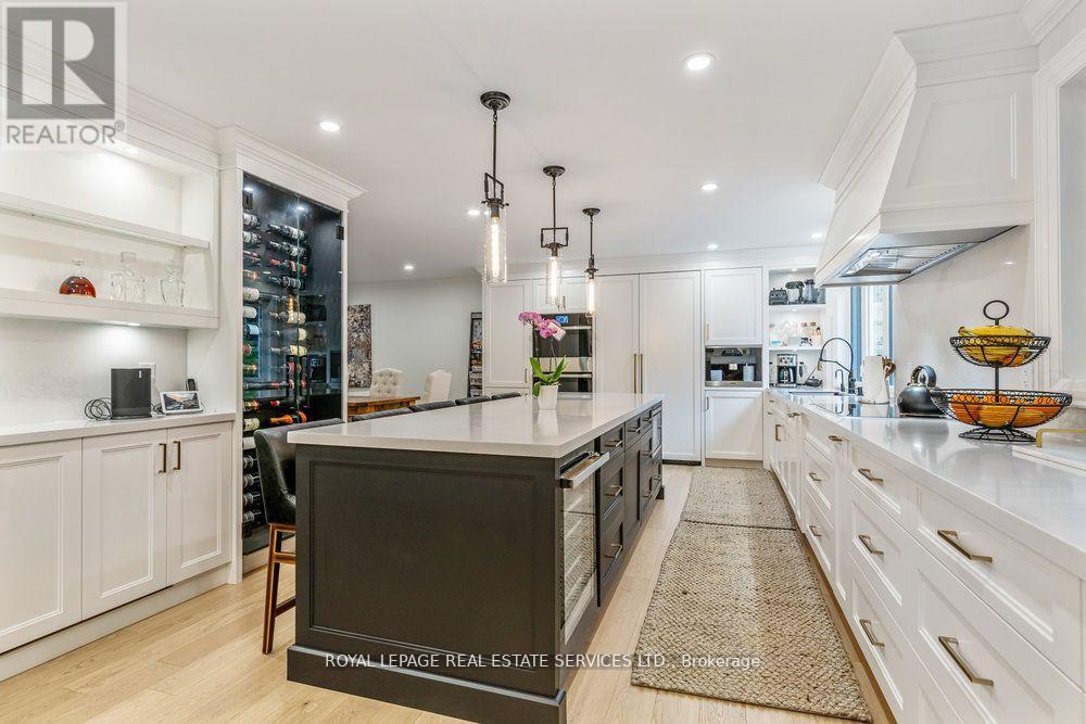 2498 Robin Drive, Mississauga, ON - Indoor Photo Showing Kitchen With Upgraded Kitchen