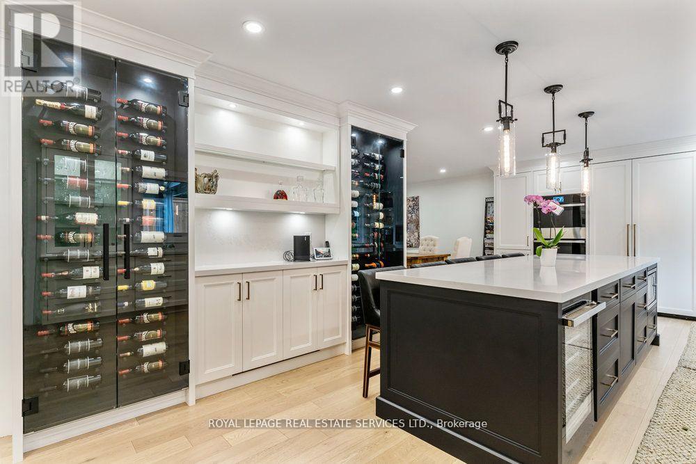 2498 Robin Drive, Mississauga, ON - Indoor Photo Showing Kitchen With Upgraded Kitchen