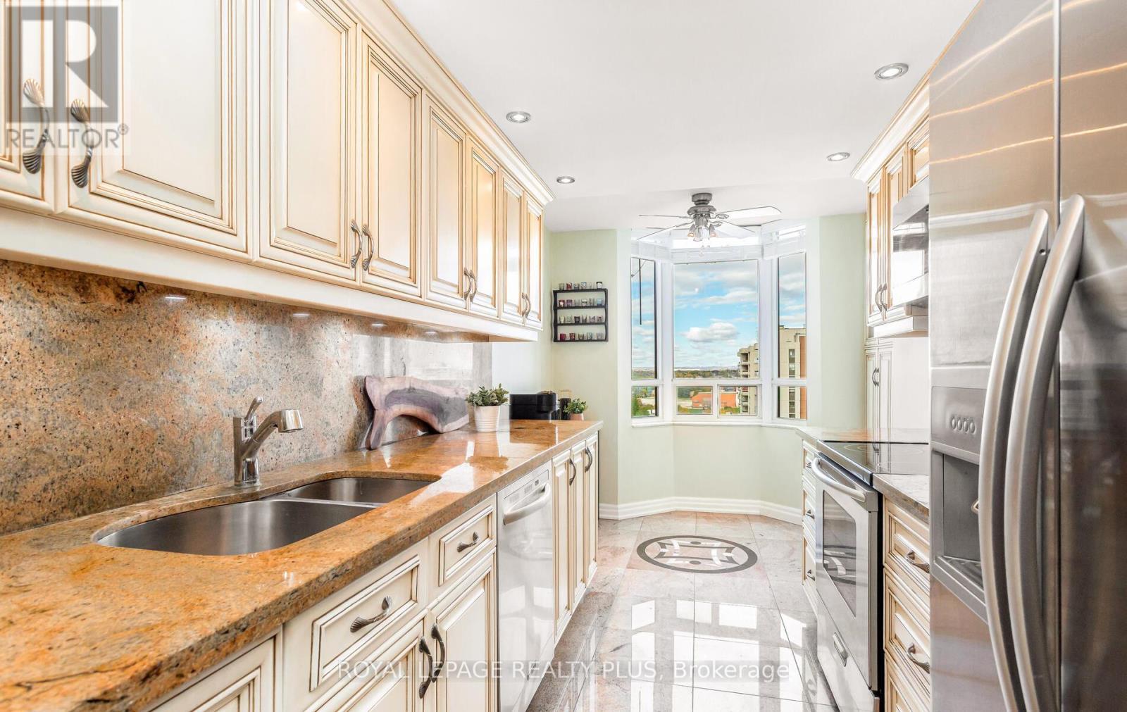 Ph8 - 5 Lisa Street, Brampton, ON - Indoor Photo Showing Kitchen With Double Sink