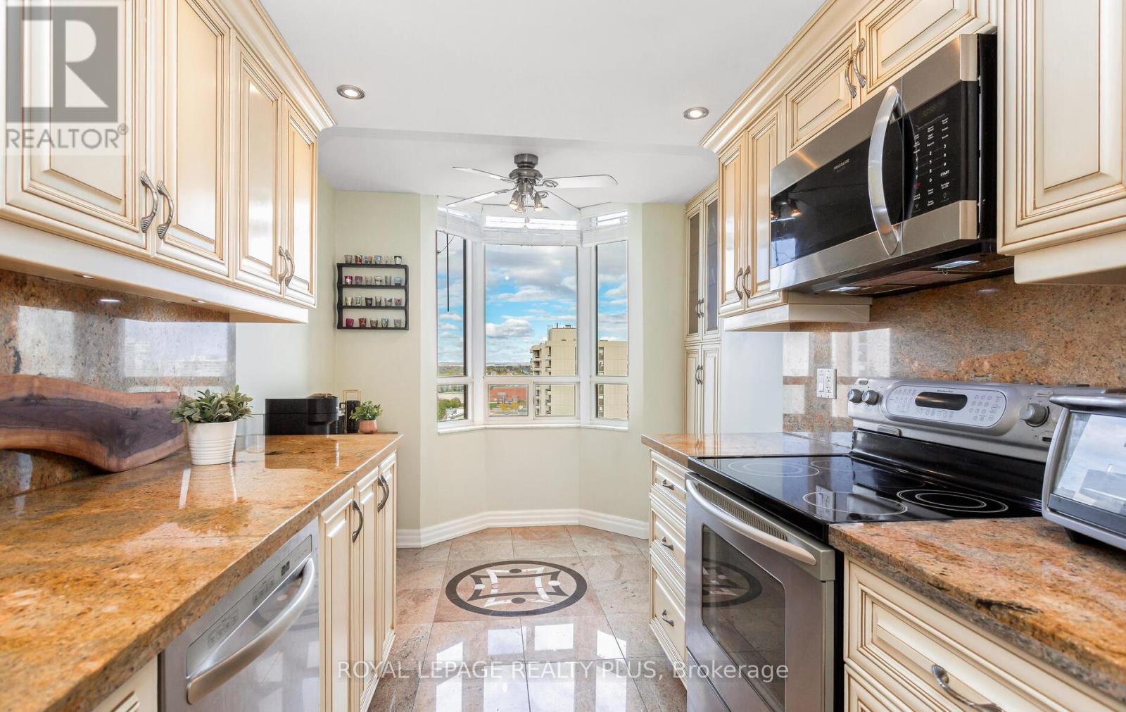 Ph8 - 5 Lisa Street, Brampton, ON - Indoor Photo Showing Kitchen