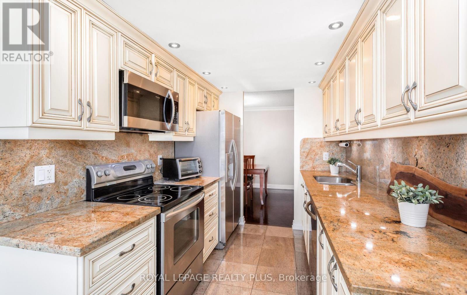 Ph8 - 5 Lisa Street, Brampton, ON - Indoor Photo Showing Kitchen