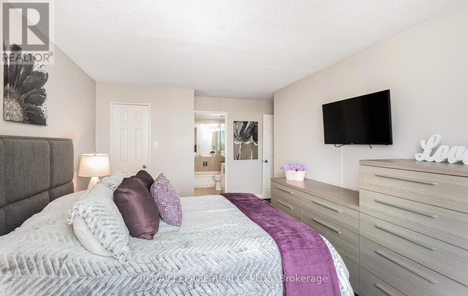 Ph8 - 5 Lisa Street, Brampton, ON - Indoor Photo Showing Bedroom