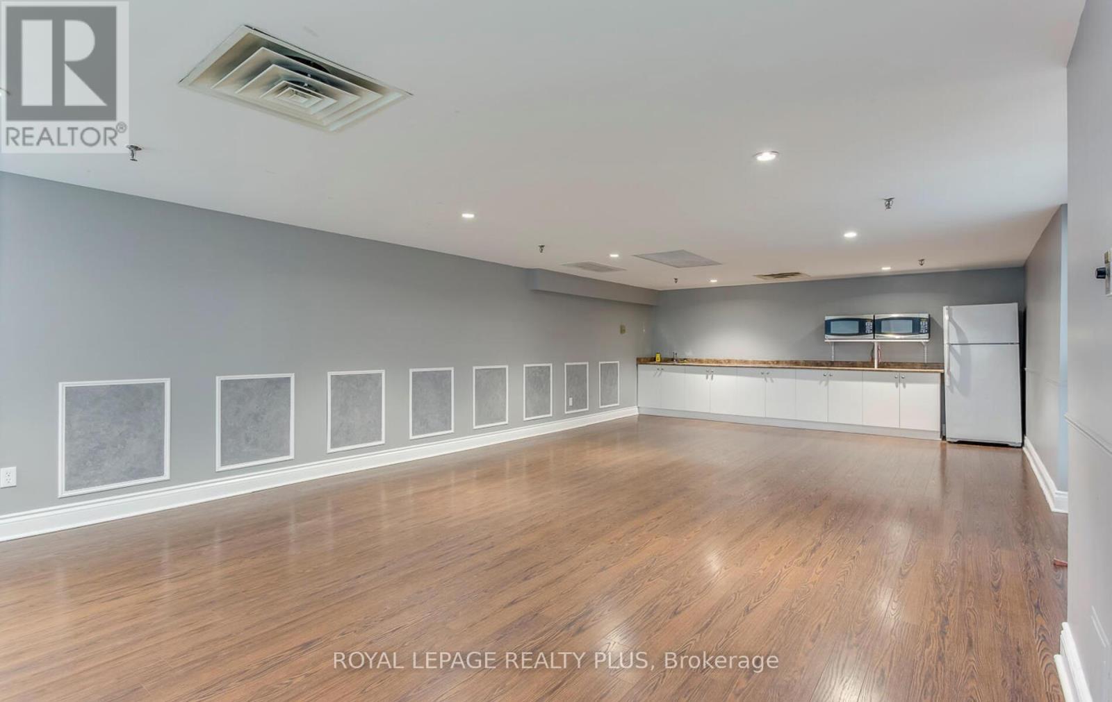 Ph8 - 5 Lisa Street, Brampton, ON - Indoor Photo Showing Other Room