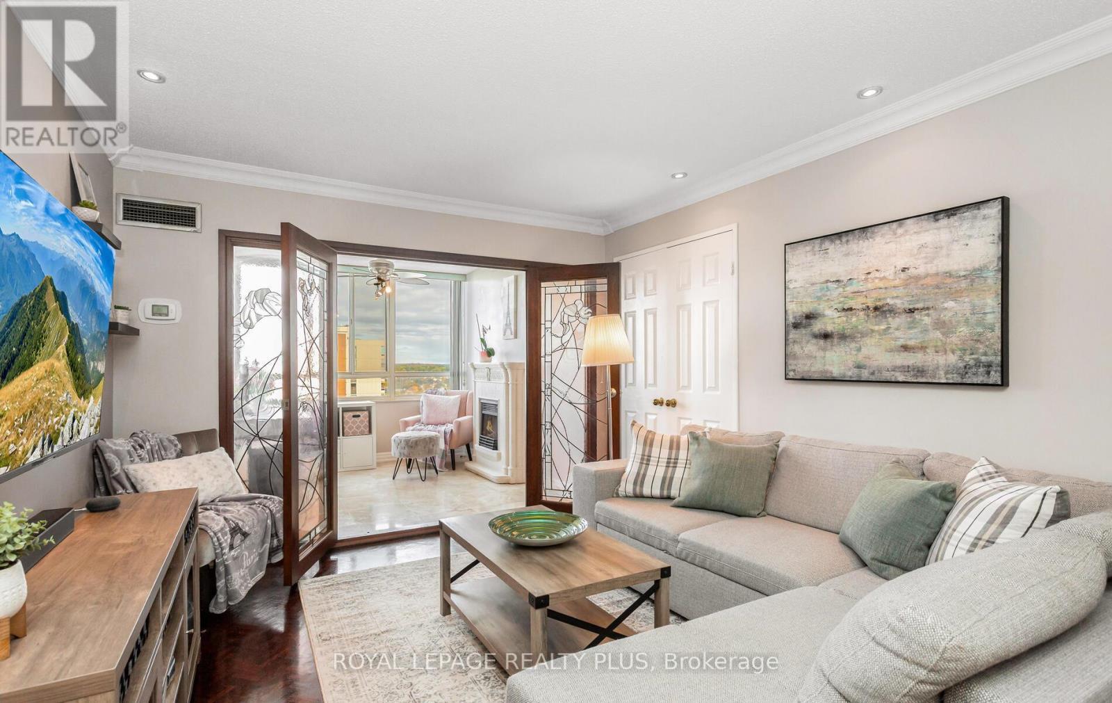 Ph8 - 5 Lisa Street, Brampton, ON - Indoor Photo Showing Living Room