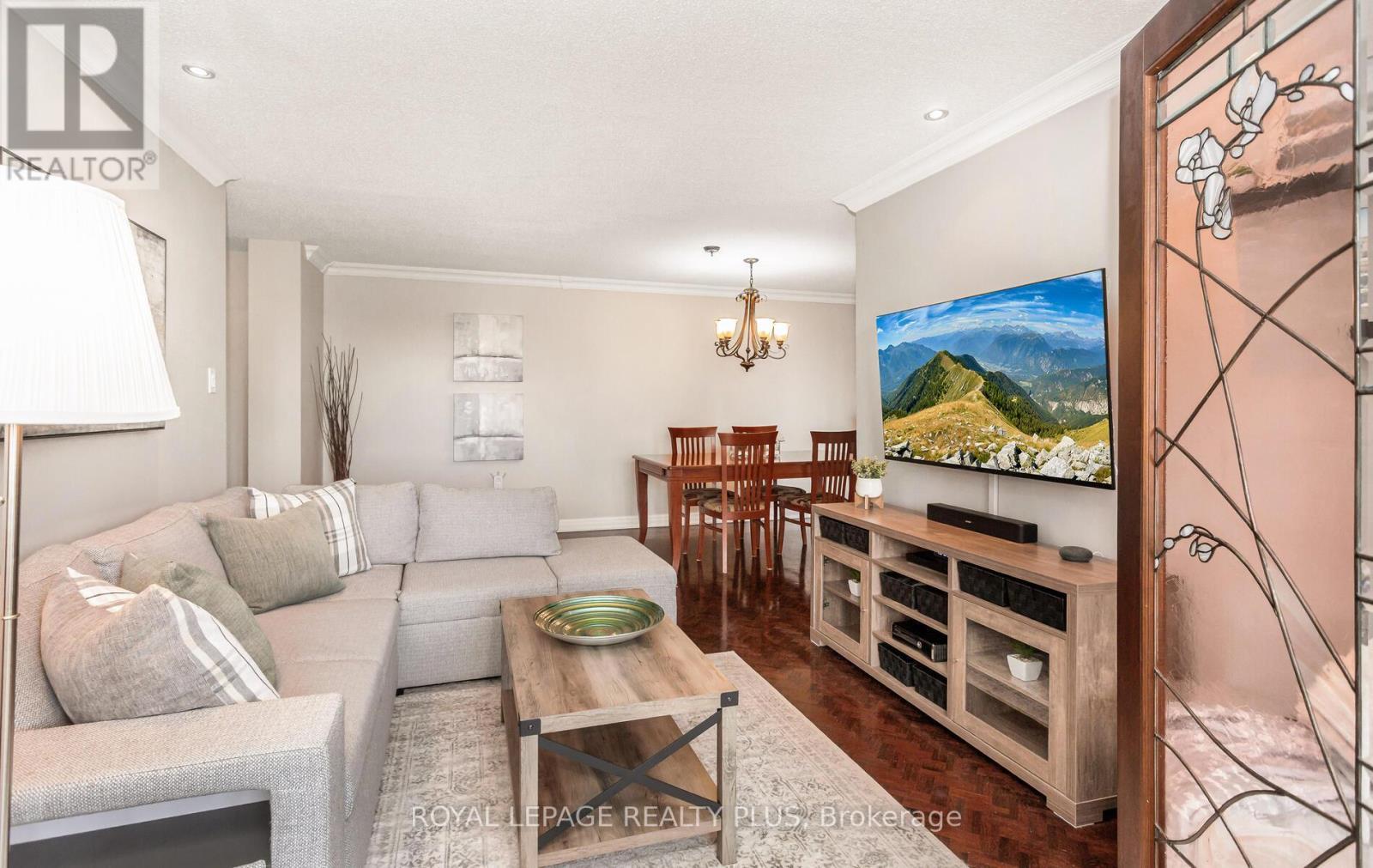 Ph8 - 5 Lisa Street, Brampton, ON - Indoor Photo Showing Living Room