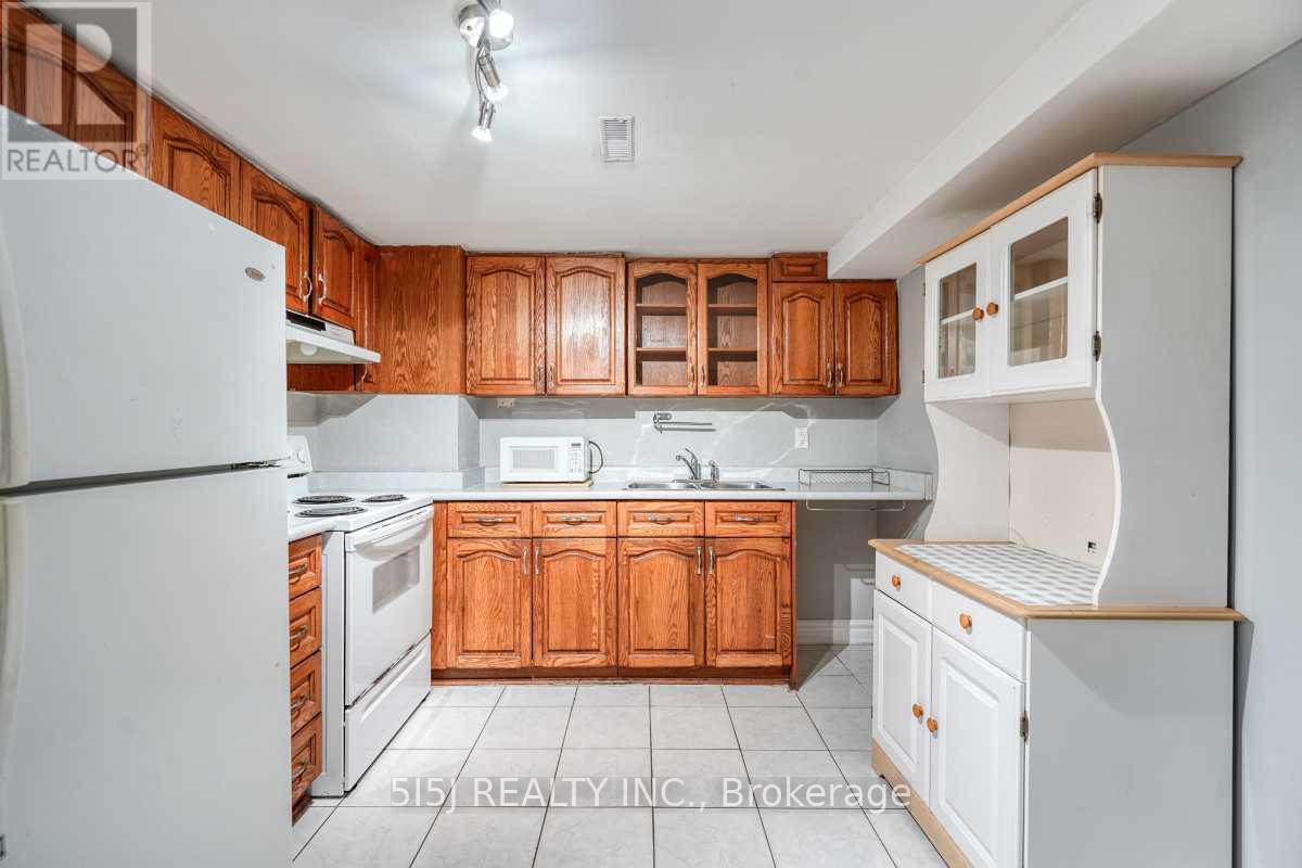 4679 Owl Circle, Mississauga, ON - Indoor Photo Showing Kitchen With Double Sink