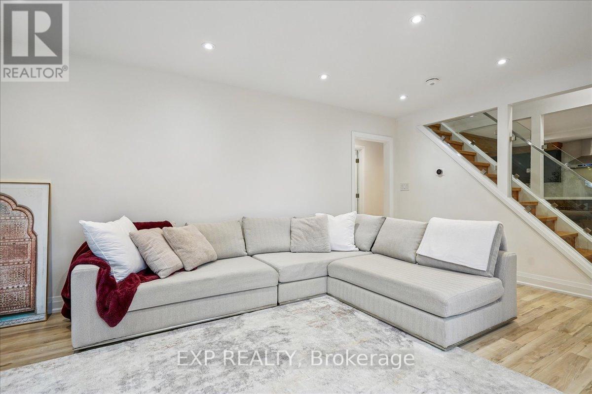 10 Harold Street, Brampton, ON - Indoor Photo Showing Living Room