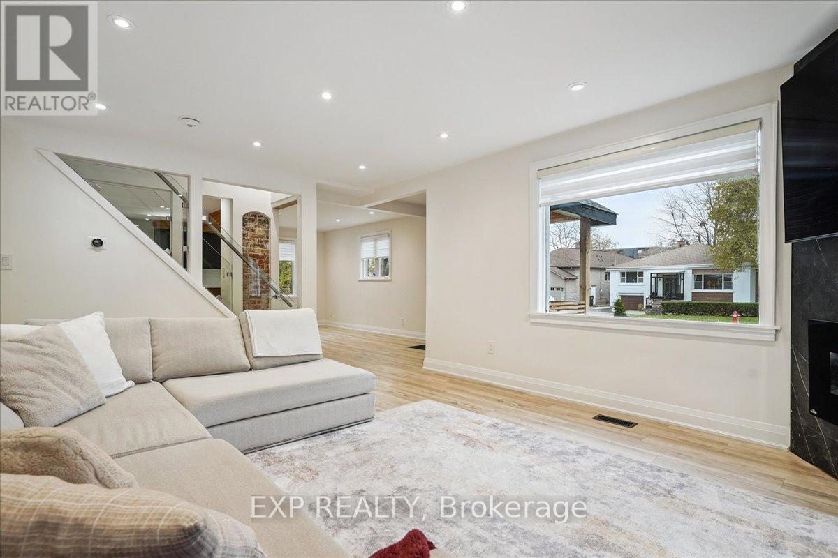 10 Harold Street, Brampton, ON - Indoor Photo Showing Living Room