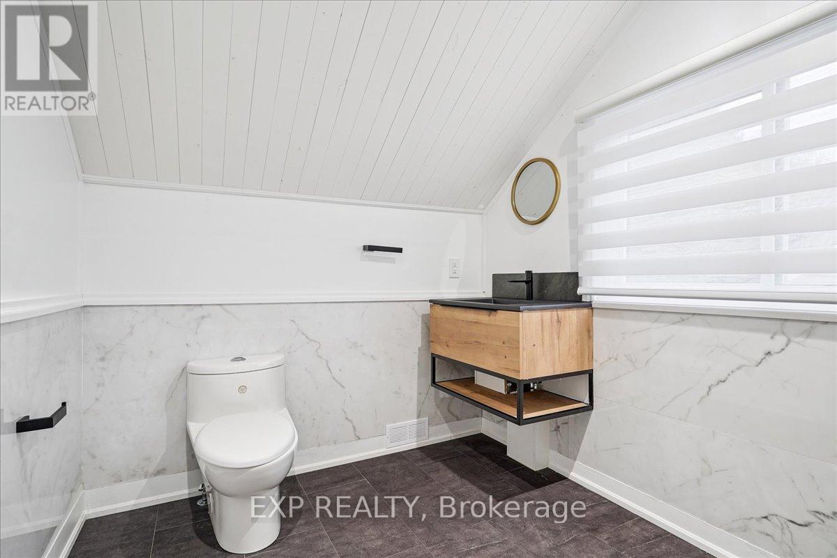 10 Harold Street, Brampton, ON - Indoor Photo Showing Bathroom