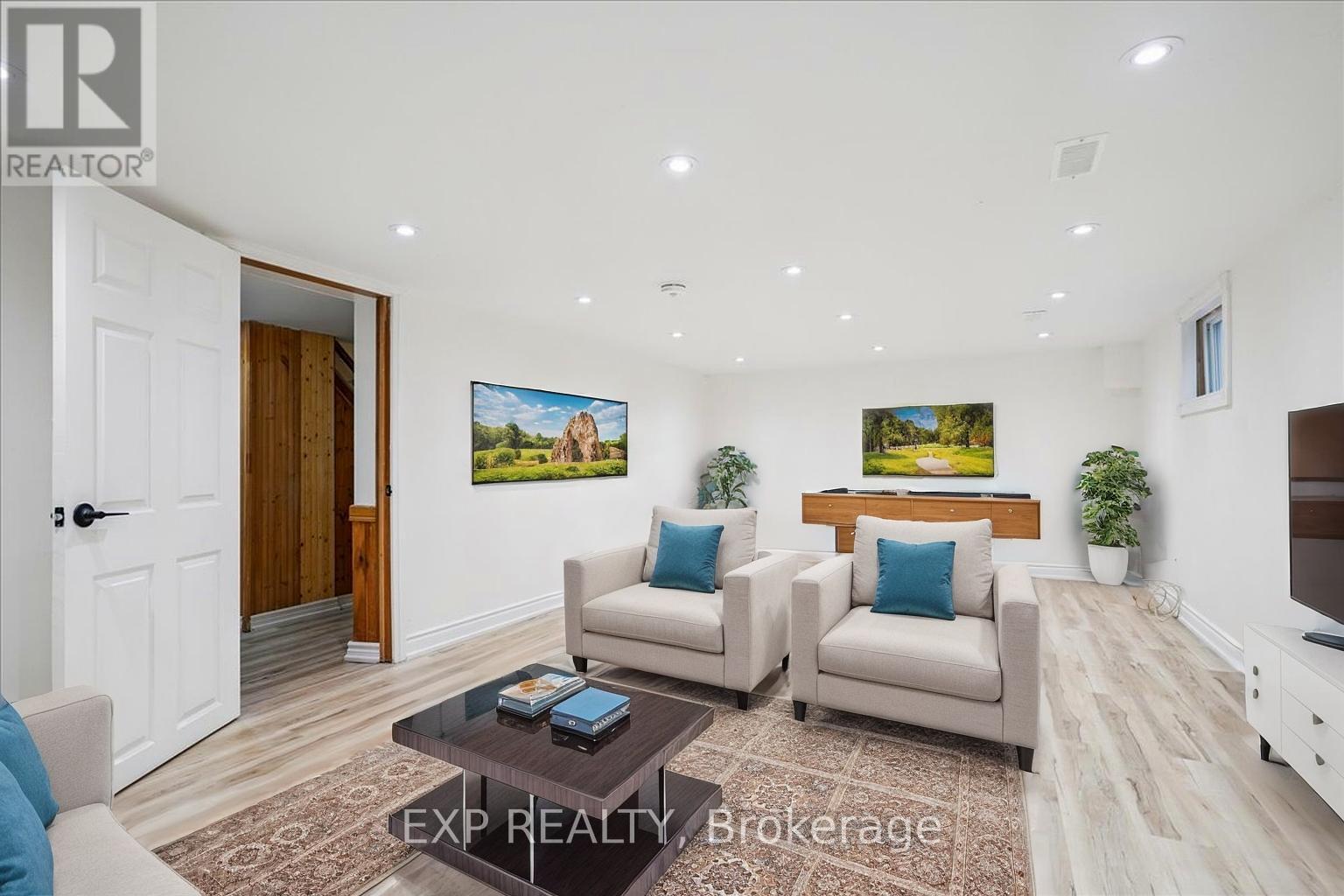 10 Harold Street, Brampton, ON - Indoor Photo Showing Living Room