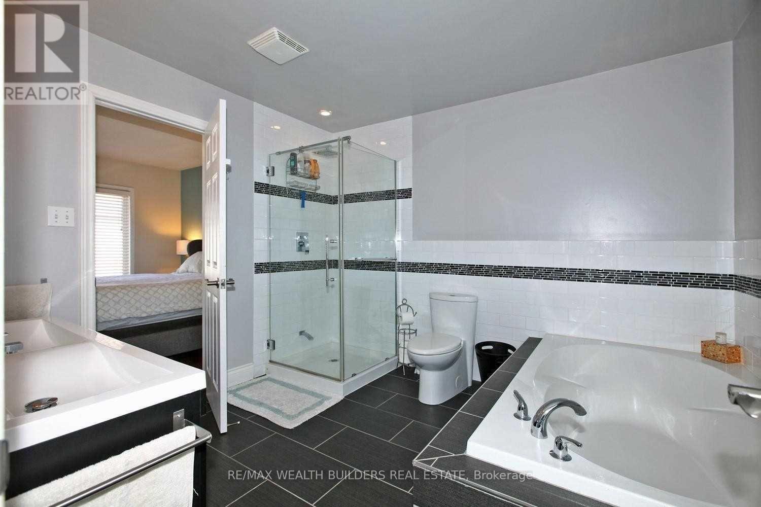 8 - 3000 Lake Shore Blvd West Boulevard, Toronto, ON - Indoor Photo Showing Bathroom