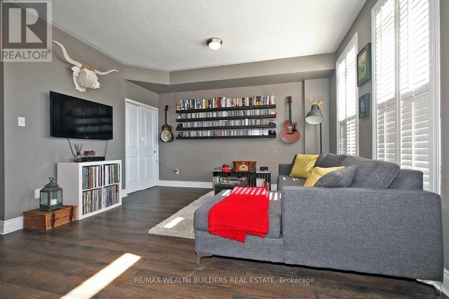 8 - 3000 Lake Shore Blvd West Boulevard, Toronto, ON - Indoor Photo Showing Living Room