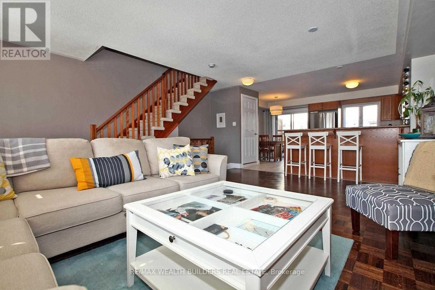 8 - 3000 Lake Shore Blvd West Boulevard, Toronto, ON - Indoor Photo Showing Living Room